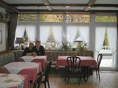 Unser Frhstcksraum mit Blick auf die Mosel und Ausgang auf unsere grozgige Terrasse