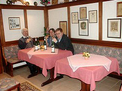 Der gemtlich eingerichtete Aufenthaltsraum ld zum verweilen bei einer guten Flasche Wein aus eigener Herstellung ein.