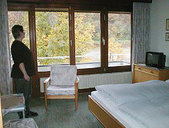 Grozgige Zimmer mit Balkon erwarten Sie